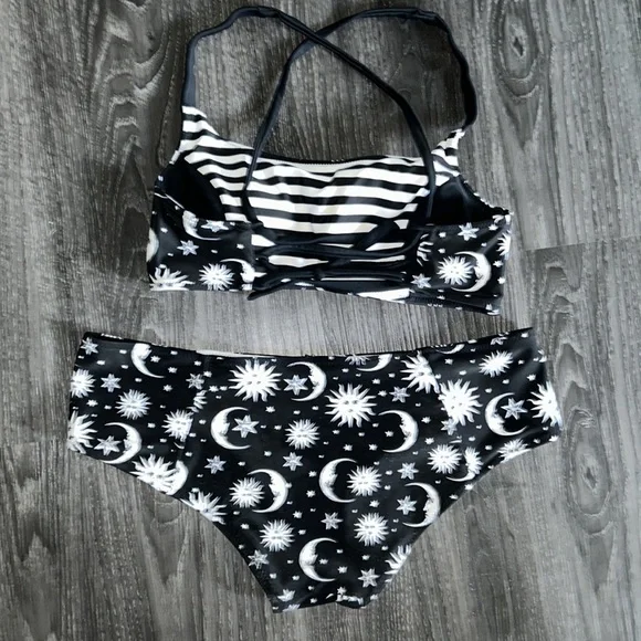 Reversible black and white bikini - Picture 8 of 8